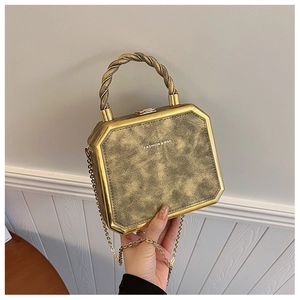 Chique retro achthoekige box handtas met gedraaide metalen handgreep en klassieke kettingriem.