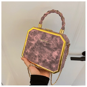 Detailopname van de luxe marmergetextureerde harde avondtas met gouden kettingriem voor dames.