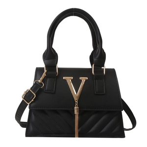 Sac à main vintage noir avec logo V doré, détails à franges et motif matelassé