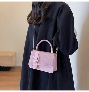 Sac à main rose avec rabat à paillettes et boucle carrée, vue de dos sur le mannequin