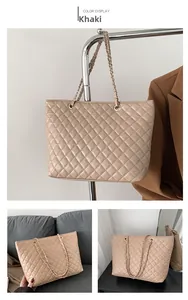 Detalle del bolso tote acolchado caqui con diseño de rombos y correa de cadena y cuero