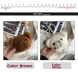 Dettaglio delle borse a tracolla a forma di orsetto in morbido peluche marrone e bianco