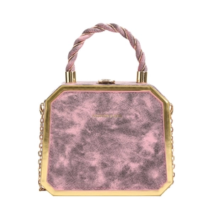 Detailopname van de roze gemarmerde avondtas met gouden metalen frame en gedraaid handvat.