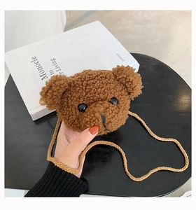 Dettaglio della borsa a tracolla in peluche marrone con trama in pile effetto agnello