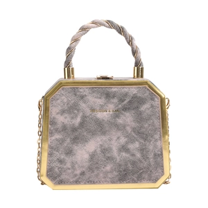 Stijlvolle marmer textuur dames box handtas met gouden metalen frame en chique ketting.