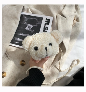 Dettaglio della borsa a tracolla a forma di orso in peluche bianco con morbida ecopelliccia