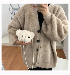 Dettaglio della borsa a tracolla a forma di orso in morbido peluche bianco ricamato