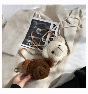 Dettaglio di borse a tracolla in peluche a forma di orso bianco e marrone con cordini