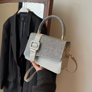 Sac à main argenté scintillant avec boucle métallique et bandoulière amovible femme