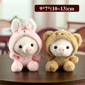 Pendentifs cochon en peluche avec costumes de lapin et d'ours sur table en bois, 9x7cm