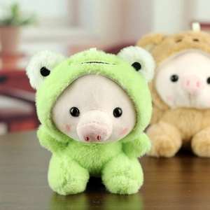 Détail d'un porte-clés cochon en peluche portant un costume de grenouille verte