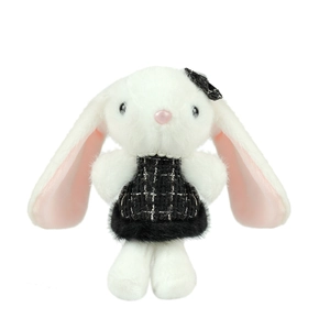 Lapin en peluche mignon avec robe en tweed noir, nœud papillon et collier de perles