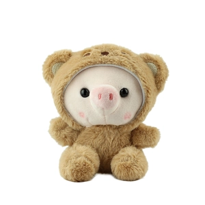 Mignon porte-clés cochon en peluche avec capuche ours brun sur un fond blanc propre