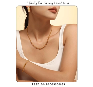 Detail von 18k vergoldetem Halsketten und Armband Set mit Rundperlen und Zirkonia Akzenten