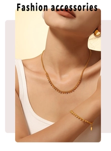 Detailansicht eines eleganten 18k vergoldeten Halsketten- und Armband-Sets mit Perlenfransen