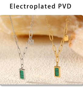 Detalle de collares chapados en PVD oro y plata con colgantes de malaquita verde