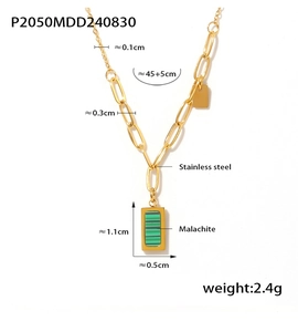 Vista detallada del collar de acero inoxidable chapado en oro 18K con colgante de malaquita