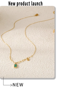 Vista macro de colgante chapado en oro 18K con malaquita verde sobre base de piedra