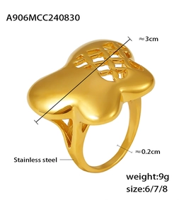 Dettaglio dell'anello a farfalla traforato placcato oro 18K con dimensioni di 3cm totali