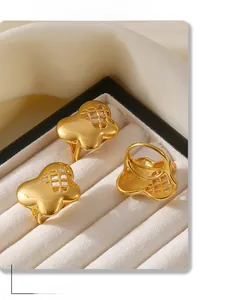 Dettaglio macro di anelli a fiore di farfalla placcati oro 18K con trame a maglia traforata
