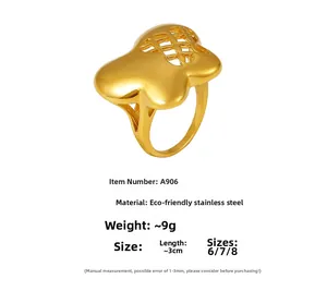 Dettaglio dell'anello a fiori traforato placcato oro 18K con specifiche di peso e misura