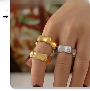 Gros plan de bagues style bambou dorées et argentées montrant une texture brillante