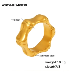 Détail de la bague en acier inoxydable doré style bambou de 0,9cm avec les spécifications