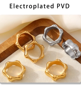 Vue détaillée de bagues style bambou en acier inoxydable PVD doré et argenté sur plateau