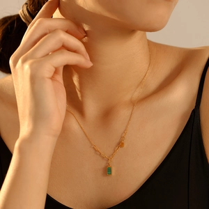 Collar bañado en oro de 18K con colgante de malaquita verde puesto en una modelo