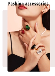 Detailaufnahme eines Models mit großen ovalen Glasringen in 18 Karat Goldoptik im Vintage-Stil