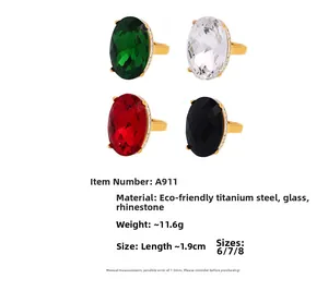 Detail von 18K vergoldeten Ringen mit ovalen Glassteinen und Mikro-Strasssteinen