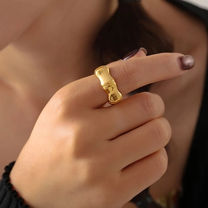 Mannequin portant une bague en bambou dorée en acier inoxydable de haute qualité