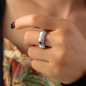 Bague argentée au style fluide et design minimaliste de lave irrégulière pour femme