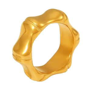 Bague en acier inoxydable doré au design bambou avec une structure minimaliste