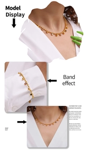Détail du parure collier et bracelet en titane doré orné de perles en verre coloré