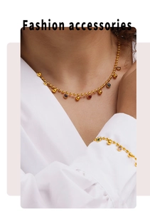 Détail de parure en acier titane plaqué or 18 carats avec perles de verre colorées