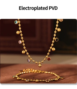 Détail du collier plaqué or PVD avec pierres de zircon colorées sur velours brun
