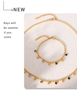 Détail du collier ras de cou et bracelet plaqués or 18 carats avec perles colorées