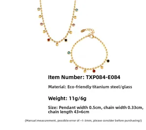 Détail de la parure collier et bracelet en titane doré 18 carats et perles de verre