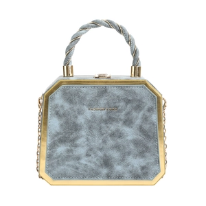 Gedetailleerd overzicht van de marmerlook handtas met gouden frame en gedraaid handvat.