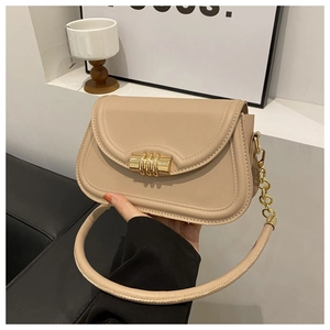 Vue détaillée d'un sac à bandoulière beige minimaliste avec fermoir cylindrique doré