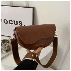 Sacoche marron en cuir texturé avec large bandoulière en tissu réglable