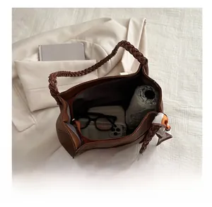 Détail du sac cabas marron avec poignées tressées montrant sa grande capacité