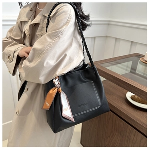 Détails du cabas en cuir grainé noir avec surpiqûres blanches et foulard en soie décoratif