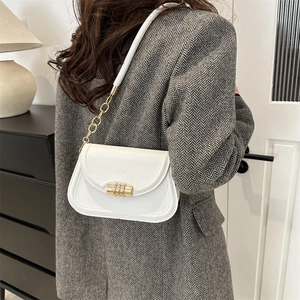 Sacoche selle en cuir blanc de style français avec boucle dorée sur un modèle