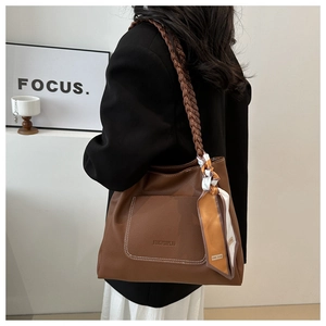 Borsa tote in pelle marrone con tracolla intrecciata e foulard decorativo in seta