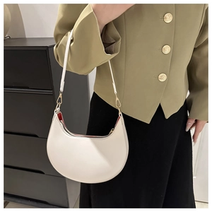 Gros plan du sac baguette blanc minimaliste avec doublure rouge et détails dorés