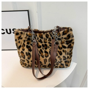 Détail du cabas en peluche léopard avec bandoulière en cuir PU brun et chaîne