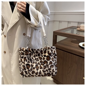 Dettaglio borsa shopper leopardata in ecopelliccia con catena argento e tracolla