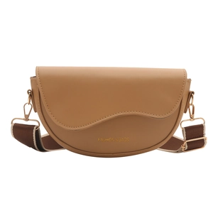Sac bandoulière selle caramel avec rabat ondulé et large sangle rayée réglable